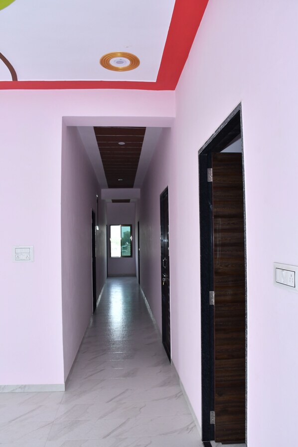 Deluxe Double Room | Laptop workspace, free WiFi - Hotel Khatushyamji (Shri Madhopur)