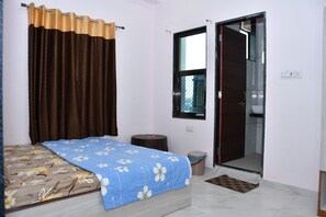 Deluxe Double Room | Laptop workspace, free WiFi