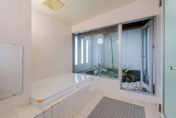 Spa - Skyview Serenity Duplex Shinjuku (Tokyo)