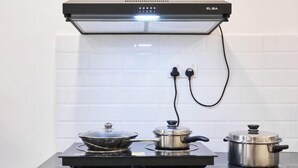 A kitchen with a gas stove, two pots, and a range hood. - Ipoh South Homestay 8-16pax 10mins to attraction (Ipoh)