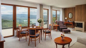 Suíte luxo, vista para o rio | Cofres nos quartos, escrivaninha, cortinas blackout, Wi-Fi de cortesia