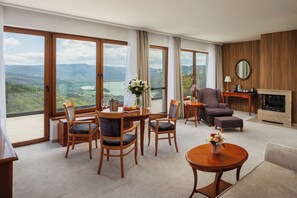 Deluxe suite, uitzicht op rivier | Een kluis op de kamer, een bureau, verduisterende gordijnen, gratis wifi