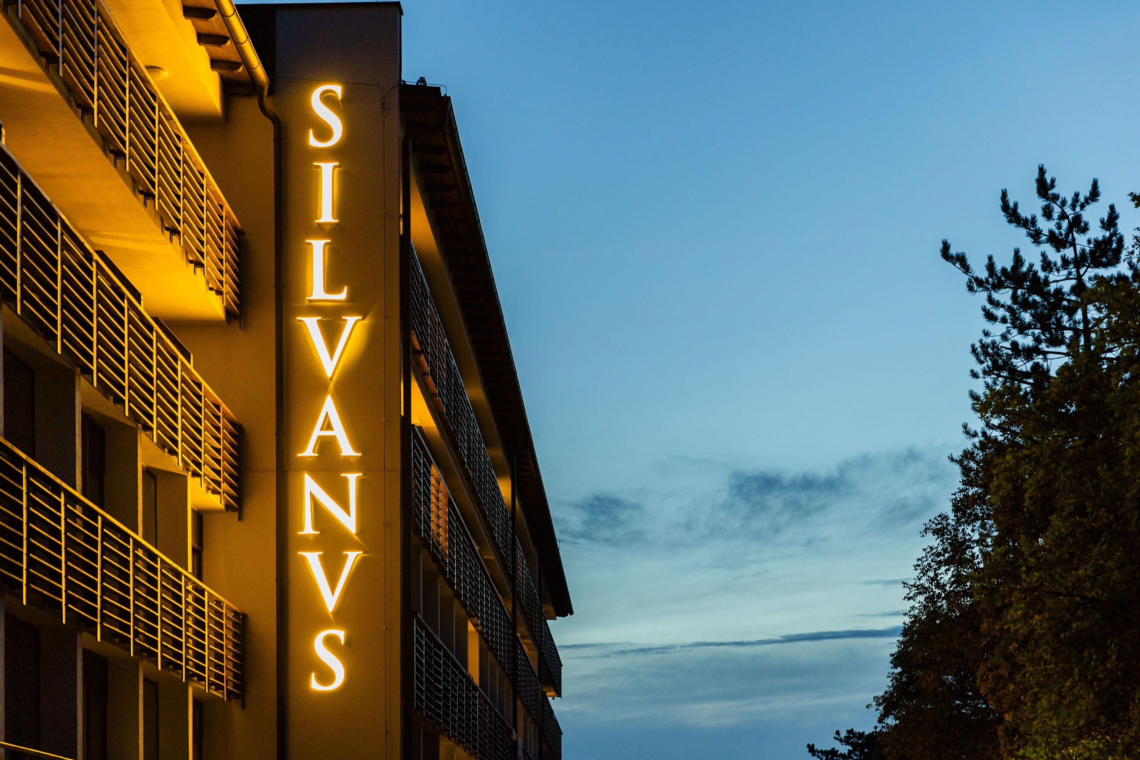 Un edificio con un cartel que dice "SILVANS".