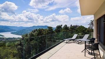 Suite – deluxe, elveutsikt | Terrasse/patio