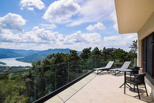 Suíte luxo, vista para o rio | Terraço/pátio