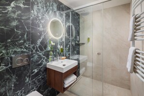 Superior-værelse med dobbeltseng eller 2 enkeltsenge - balkon - bjergudsigt | Badeværelse | Separat badekar og bruser, gratis toiletartikler, hårtørrer, håndklæder