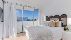 5 bedrooms, iron/ironing board, WiFi, bed sheets