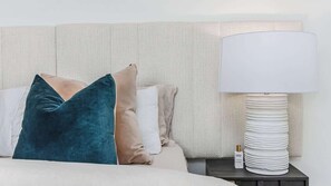 5 bedrooms, iron/ironing board, WiFi, bed sheets - Noir (kingsciff)