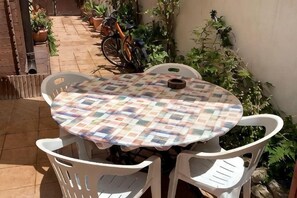 屋外ダイニングエリア