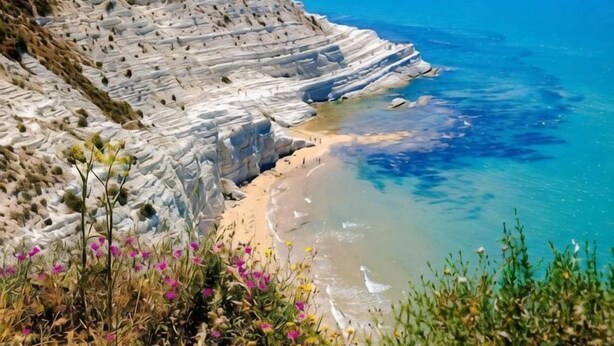 A coastal landscape with layered white rock formations and a sandy beach. - House Scala Dei Turchi (Realmonte)