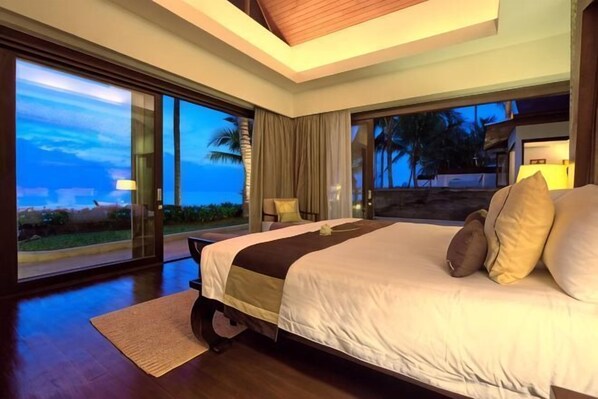 A bedroom with a large bed, a view of the outdoors, and a wooden ceiling. - Baan Chang (Koh Samui)