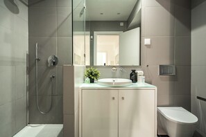 Dusche, Haartrockner, Bidet, Handtücher