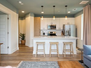 Een koelkast, een magnetron, een kookplaat, een vaatwasser