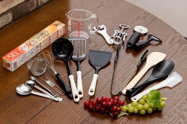 A variety of kitchen utensils and a measuring cup on a wooden table. - 【Antiques Gifu Station East】Entire Villa for up to 10 Guests 10-Min Walk from JR Gifu Station (Gifu)