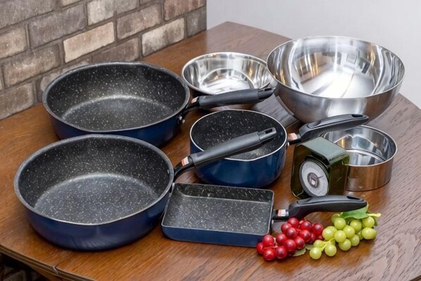 A kitchen setup with various cookware including pans, a grater, and a bowl. - 【Antiques Gifu Station East】Entire Villa for up to 10 Guests 10-Min Walk from JR Gifu Station (Gifu)