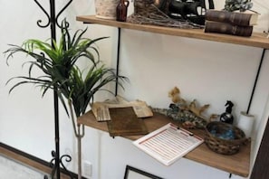 A shelf with books, a plant, and decorative items. - 【Antiques Gifu Station East】Entire Villa for up to 10 Guests 10-Min Walk from JR Gifu Station (Gifu)