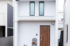 A two-story building with a wooden door and two windows on the upper floor. - 【Antiques Gifu Station East】Entire Villa for up to 10 Guests 10-Min Walk from JR Gifu Station (Gifu)