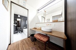 Room - 【Antiques Gifu Station East】Entire Villa for up to 10 Guests 10-Min Walk from JR Gifu Station (Gifu)