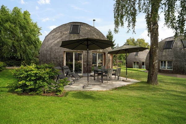 Ferienhaus Kia - Kugelhaus am Tollensesee - großzügige Terrasse mit Gartenblick