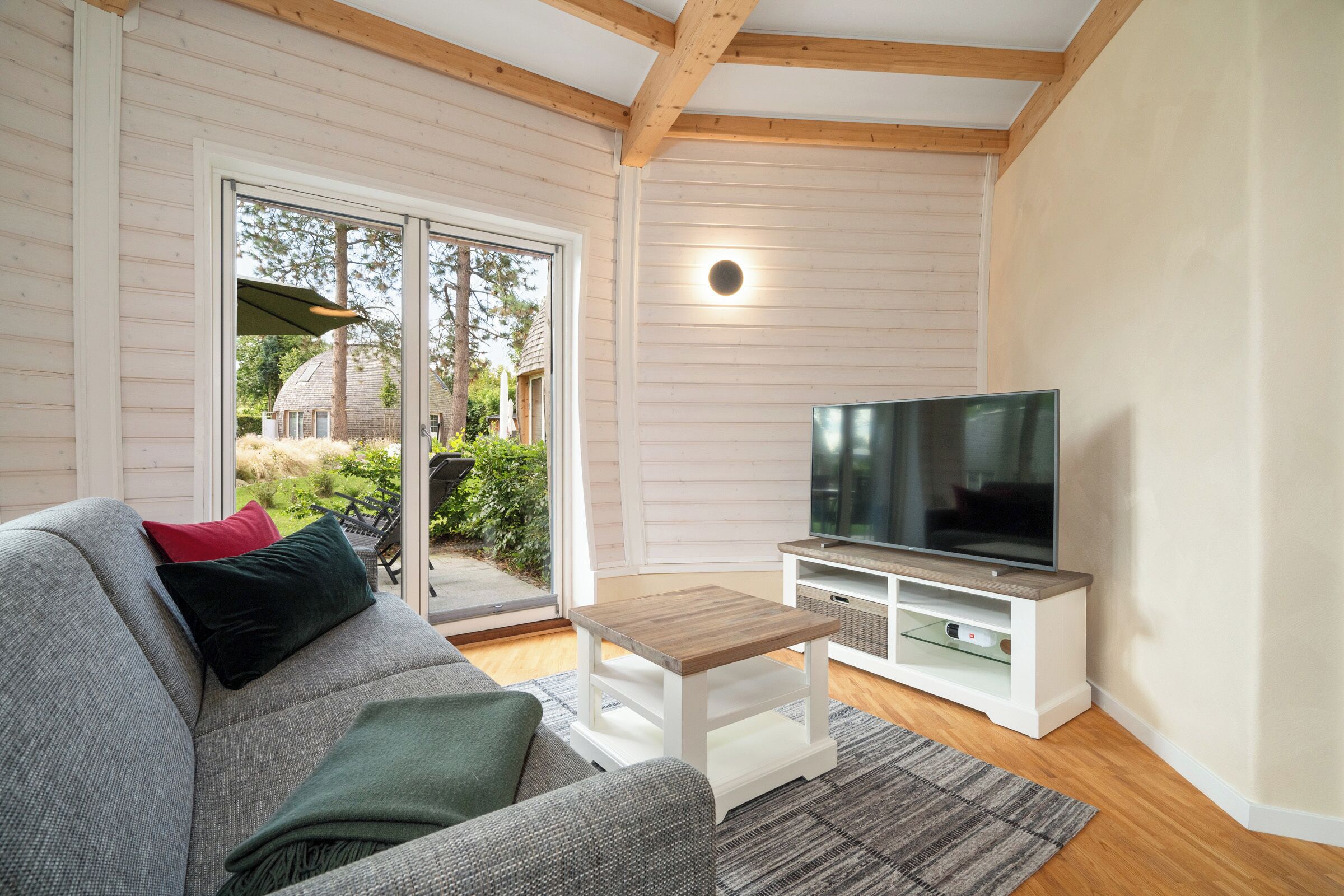 Fernseher, Kamin, Stereoanlage