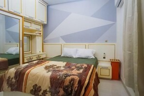 A bedroom with a bed, a wardrobe, a nightstand, and a mirror. - Vj Sweethome Syariah Near GOR Turida (Turida)