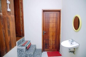 Room - RedDoorz @ Villa Bukit Senyum Lombok (South Kuripan)