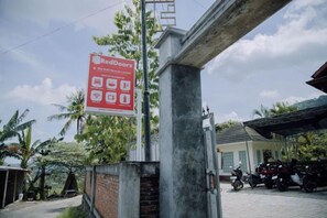 Unclassified image, 4 of 12, button - RedDoorz @ Villa Bukit Senyum Lombok (South Kuripan)