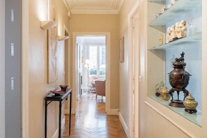 Room - Triumphant Design (Paris)