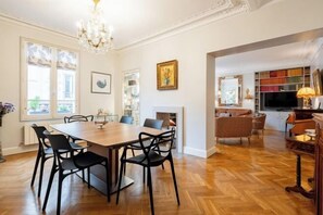 Room - Triumphant Design (Paris)