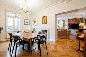 Room - Triumphant Design (Paris)