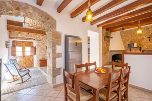 Room - CA N'ABRINES - Beautiful and traditional townhouse with private pool near the mountains. Free WiFi (Lloseta)