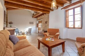 Room - CA N'ABRINES - Beautiful and traditional townhouse with private pool near the mountains. Free WiFi (Lloseta)