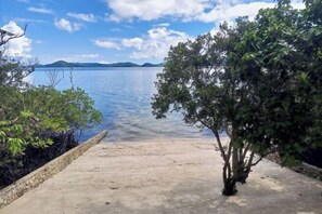Privat strand i nærheten, strandhåndklær, fridykking og snorkling