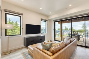 Smart TV - HotTub, Near Old Bend & Downtown | Aerie 2BDR King (Bend)