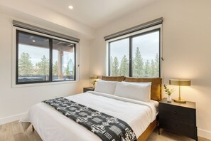 2 bedrooms, iron/ironing board, free WiFi, bed sheets - HotTub, Near Old Bend & Downtown | Aerie 2BDR King (Bend)