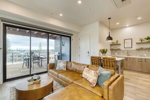 Smart TV - HotTub, Near Old Bend & Downtown | Aerie 2BDR King (Bend)