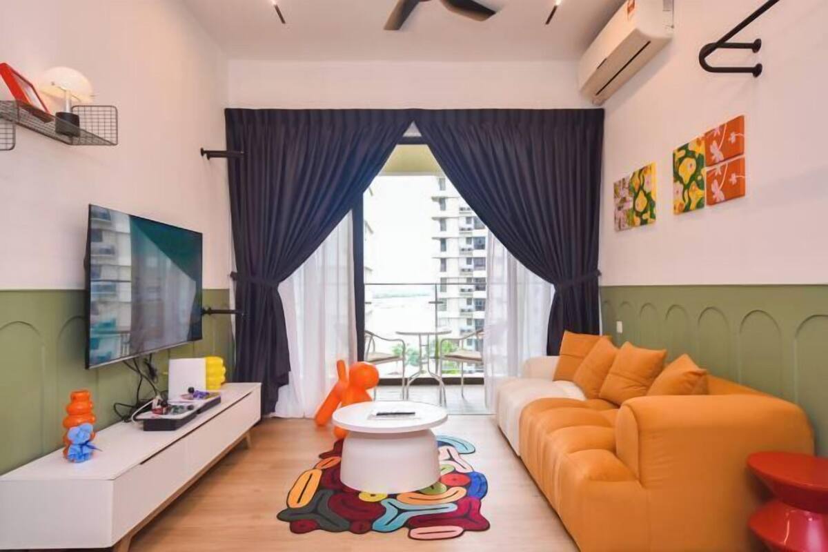Uma sala de estar moderna com um sofá, uma mesa de centro e uma televisão em um móvel.