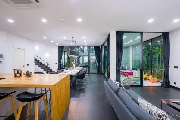 المنشأة من الداخل