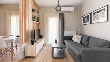 Apartamento, 1 habitación, balcón, vistas a la ciudad | Zona de estar | Televisión de pantalla plana de 40 pulgadas con canales digitales