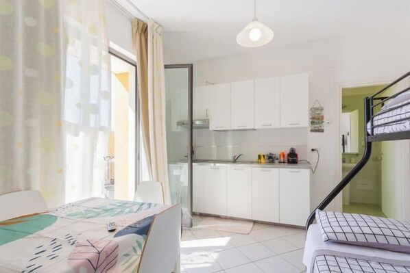 Private kitchen - 5 Bnb delle Nazioni with parking,9min Airport Sea (Bitonto)