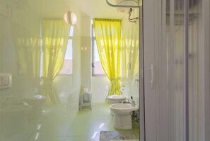Bathroom - 5 Bnb delle Nazioni with parking,9min Airport Sea (Bitonto)