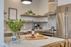 Réfrigérateur, four à micro-ondes, un four, surface de cuisson