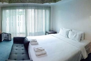 Room - RedDoorz Premium @ THE GRAND PENINSULA SUITES (Balanga)