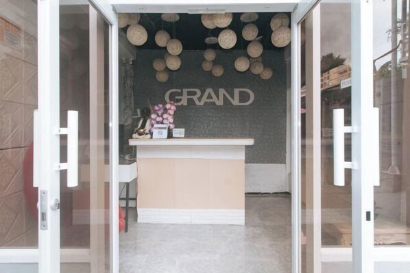 Lobby - RedDoorz Premium @ THE GRAND PENINSULA SUITES (Balanga)