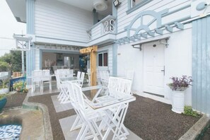 Outdoor dining - RedDoorz Premium @ THE GRAND PENINSULA SUITES (Balanga)