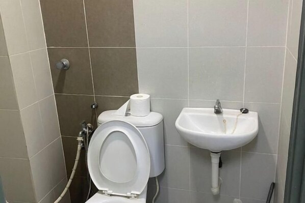 A bathroom with a toilet and a sink. - Apartment Klebang ipoh Near Aeon,Mcd,Free packing (Ipoh)