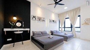 Een moderne slaapkamer met een bed, nachtkastjes, een bureau en een plafondventilator.