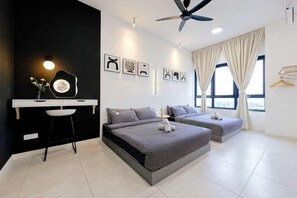 Ein modernes Schlafzimmer mit Bett, Nachttischen, Schreibtisch und Deckenventilator.