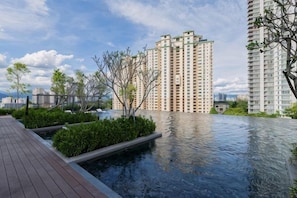 A residential building with a rooftop pool and greenery. - THE PANO BY FEEL HOME (Kuala Lumpur)