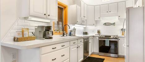 Réfrigérateur, four à micro-ondes, un four, surface de cuisson